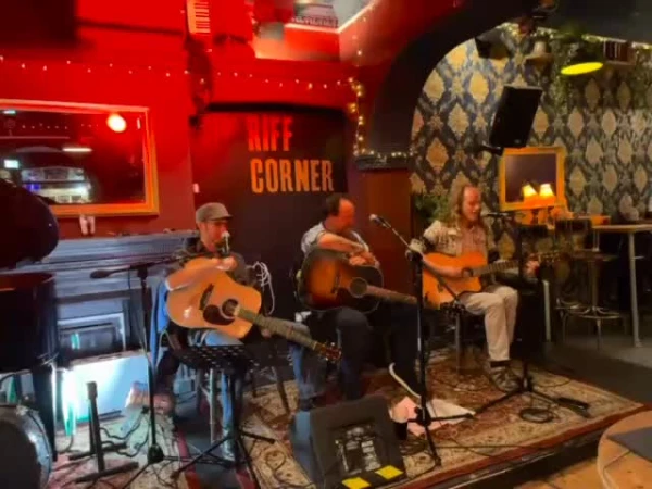 Do what brings you Joy.  Fab night singing original songs wot I wrote .  Thanks to the wonderful @petelane_and_the_sailingstones for inviting me to his monthly Song Swap @theriffcorner also with ricky buchannan