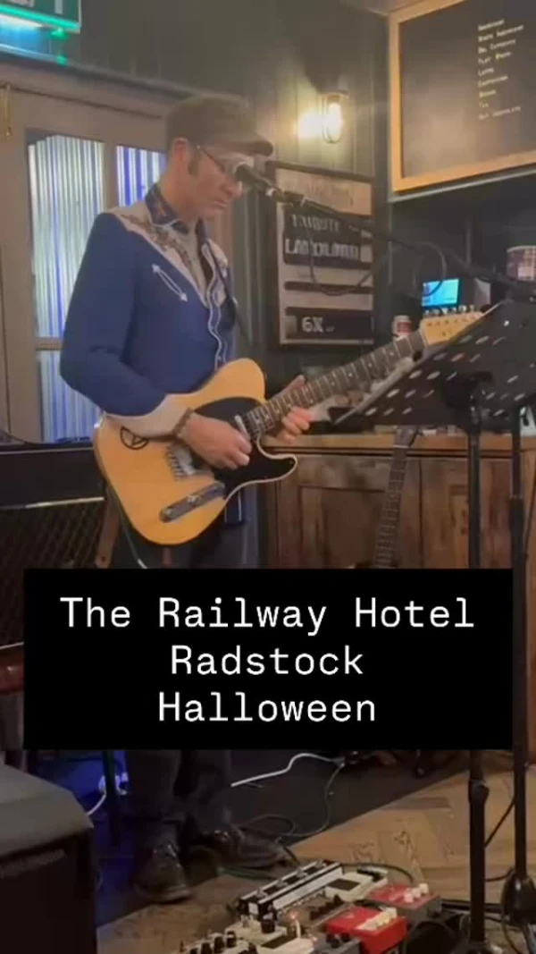 @zacsguitarjukebox Halloween The Railway Hotel Radstock. #blackmagicwoman #santana #fleetwoodmac #petergreen